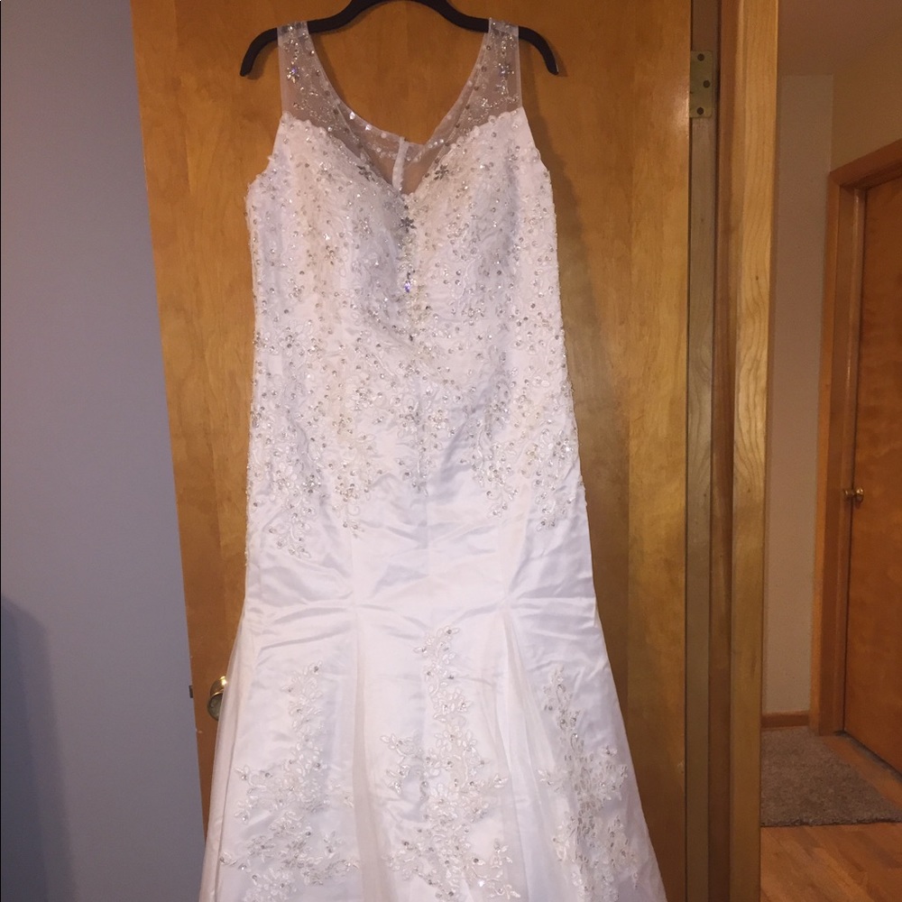 NWT Wedding Dress never been worn beautiful detail